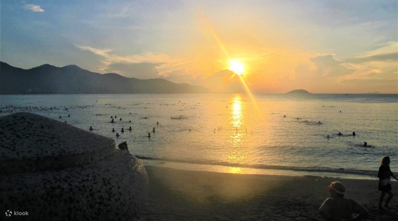 Tận hưởng vẻ đẹp của hoàng hôn trên vịnh