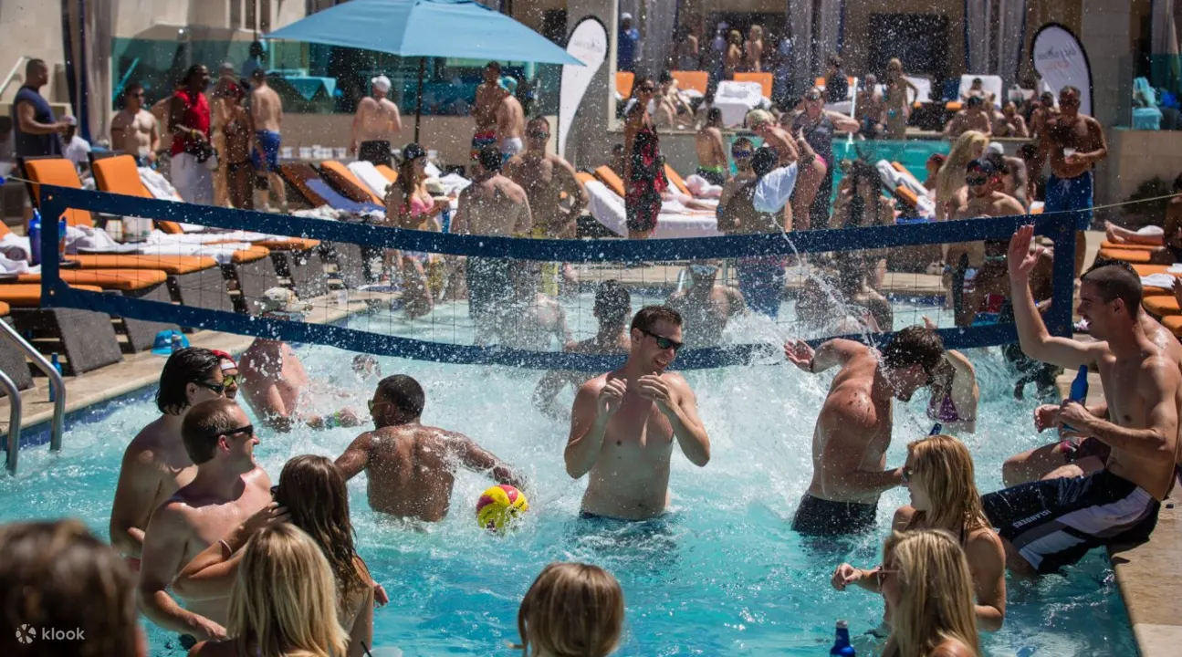 File:Pool party Las Vegas Hard Rock (22235494251).jpg - Wikipedia