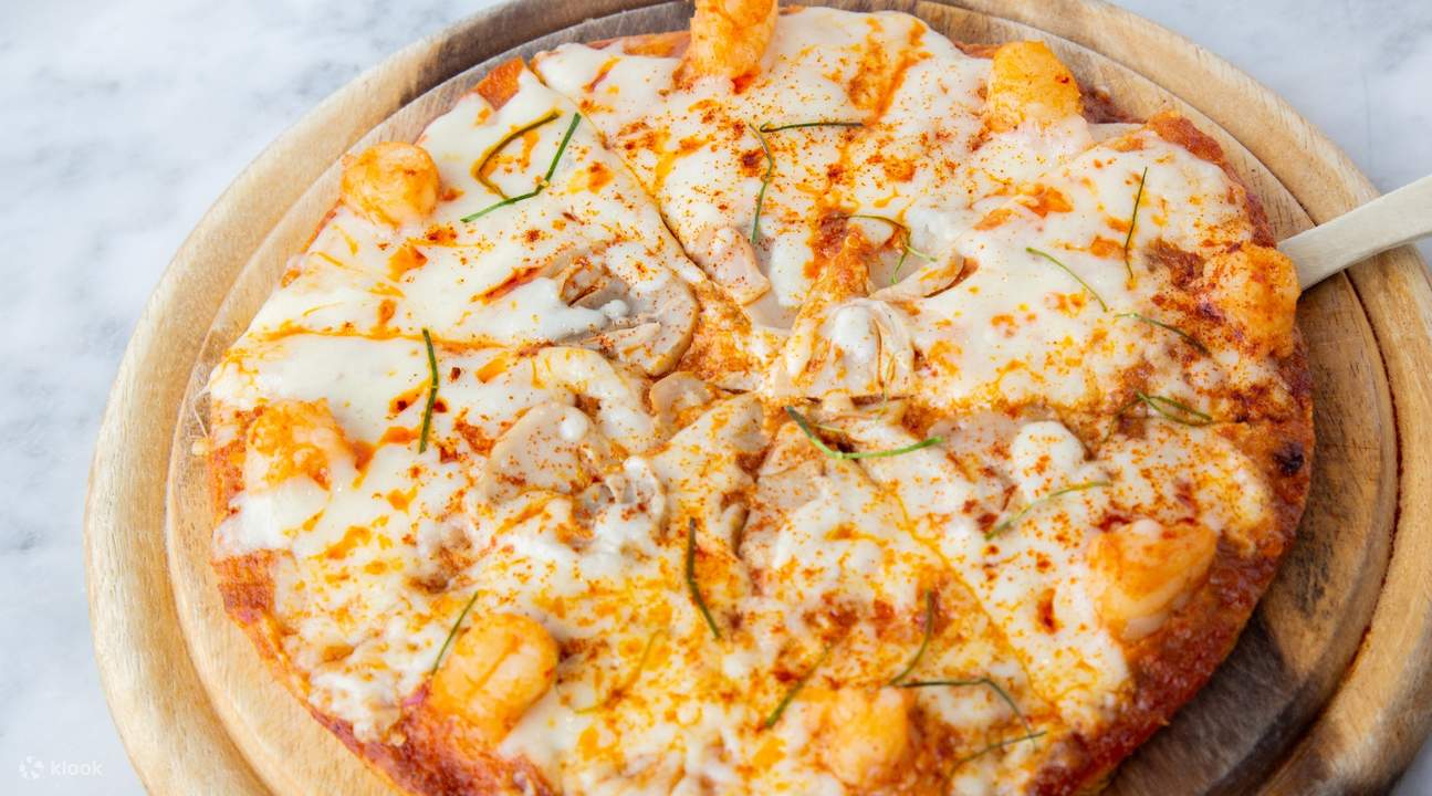 Tom Yum Pizza at Audrey Cafe Glamour in Central Embassy