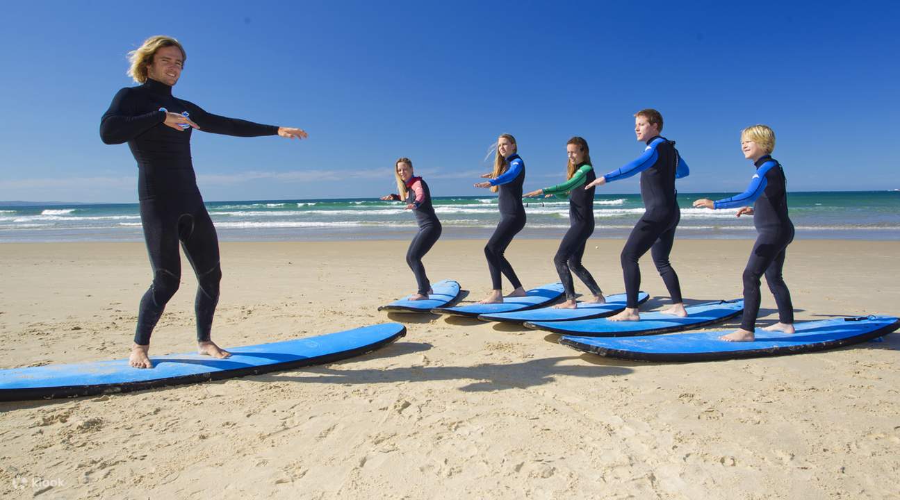 Урок серфинга для начинающих в Noosa Heads 