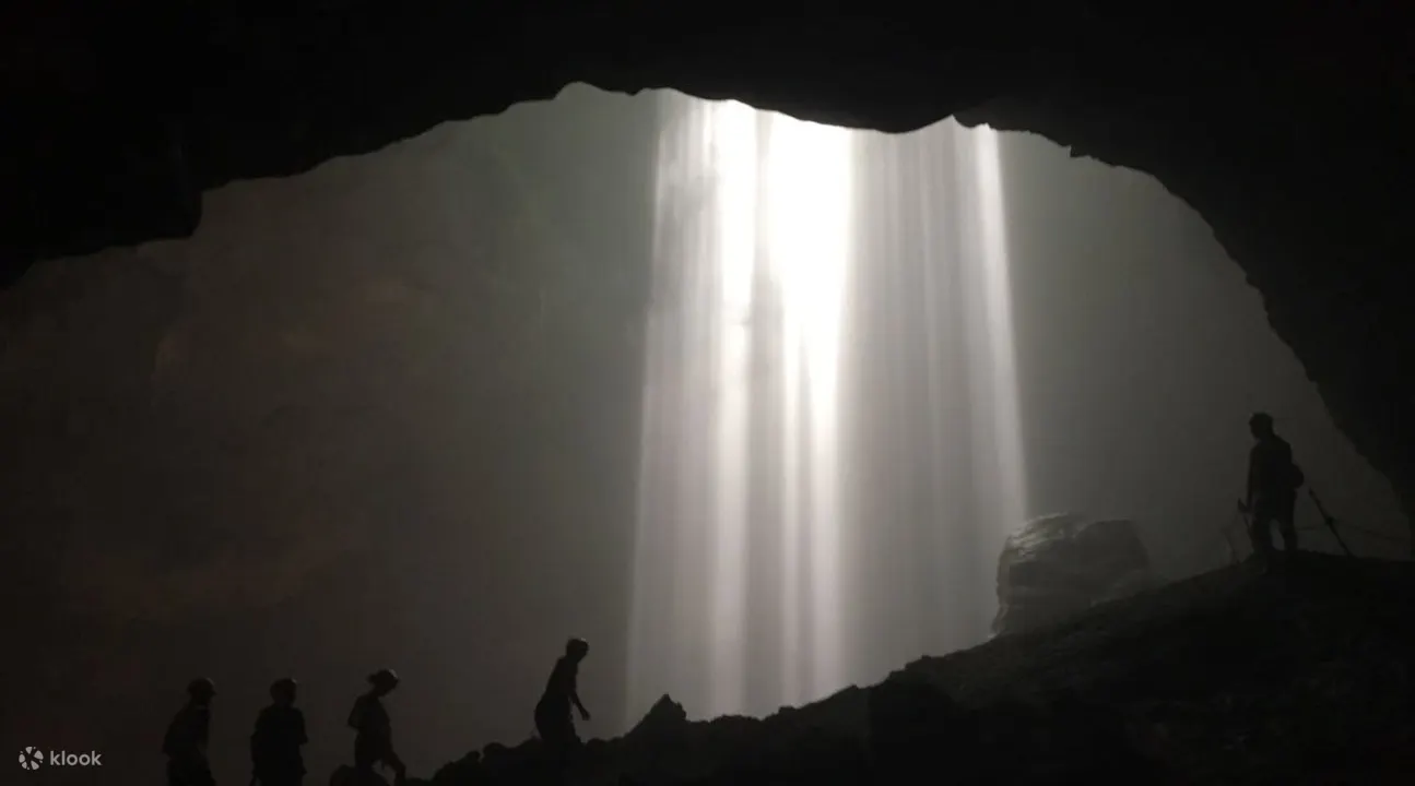 游客攀岩洞