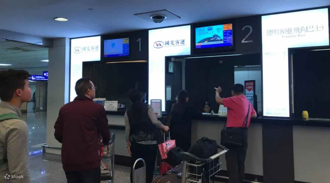 排队购买车票的人群