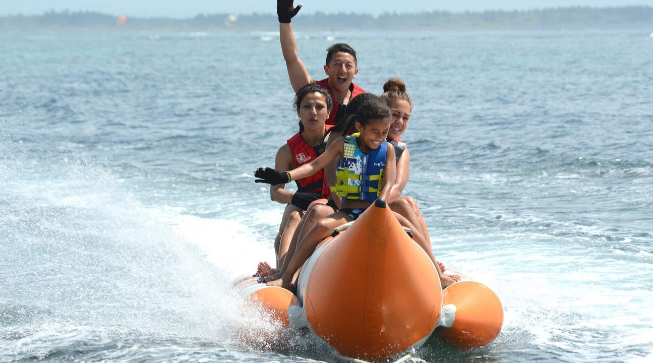 menaiki banana boat di Nusa Dua Bali