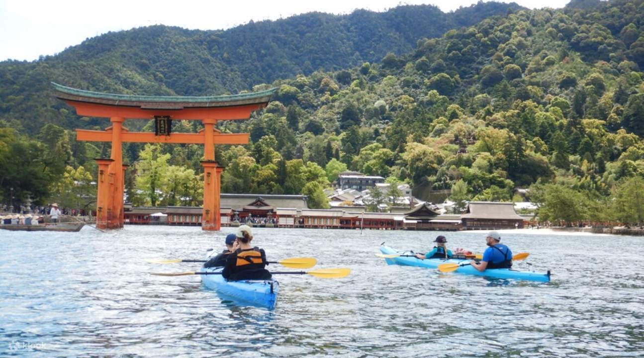 人们在广岛严岛神社附近划皮划艇