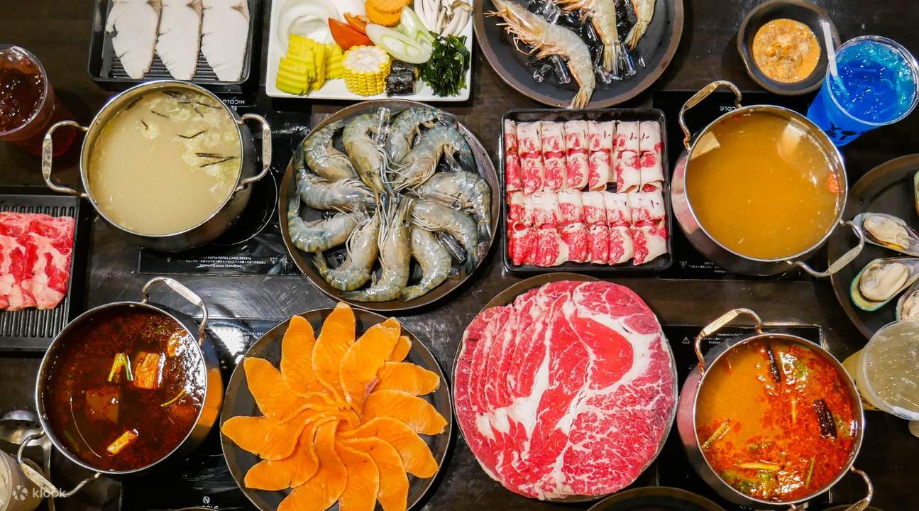 EmQuartier 的 You&I Premium Suki Buffet 提供各種沾醬
