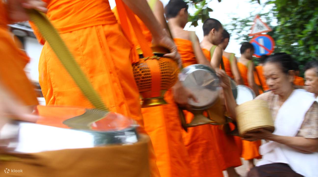 ルアンプラバンの施し