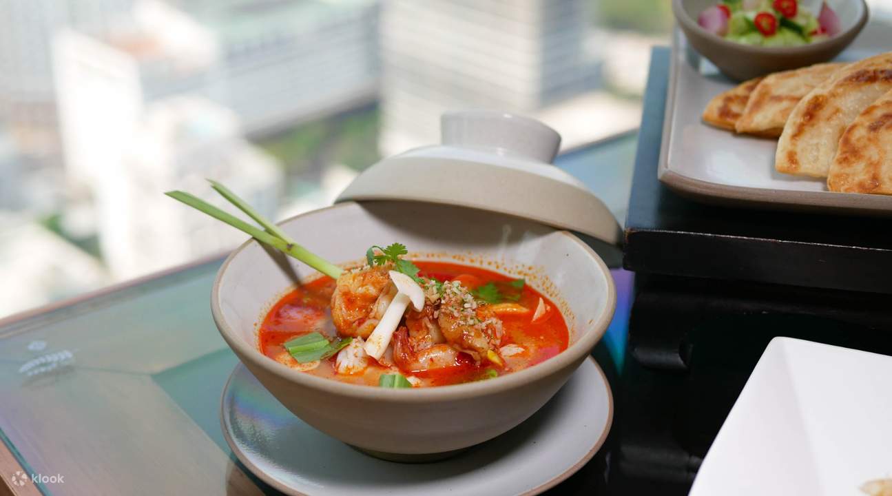 Traditional Spicy Prawn Soup, Lemongrass, GalangalSaffron di Banyan Tree Bangkok
