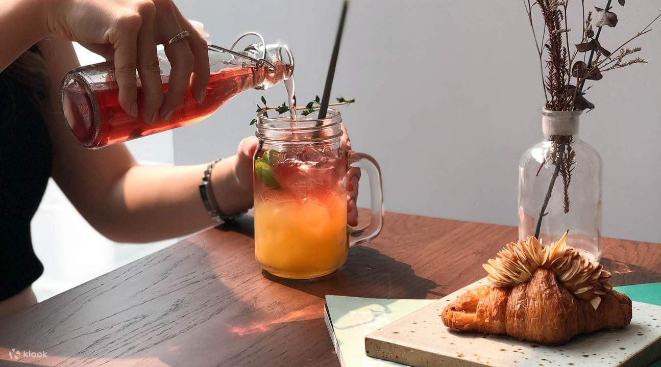 host x AMBER - 中央世界商业中心