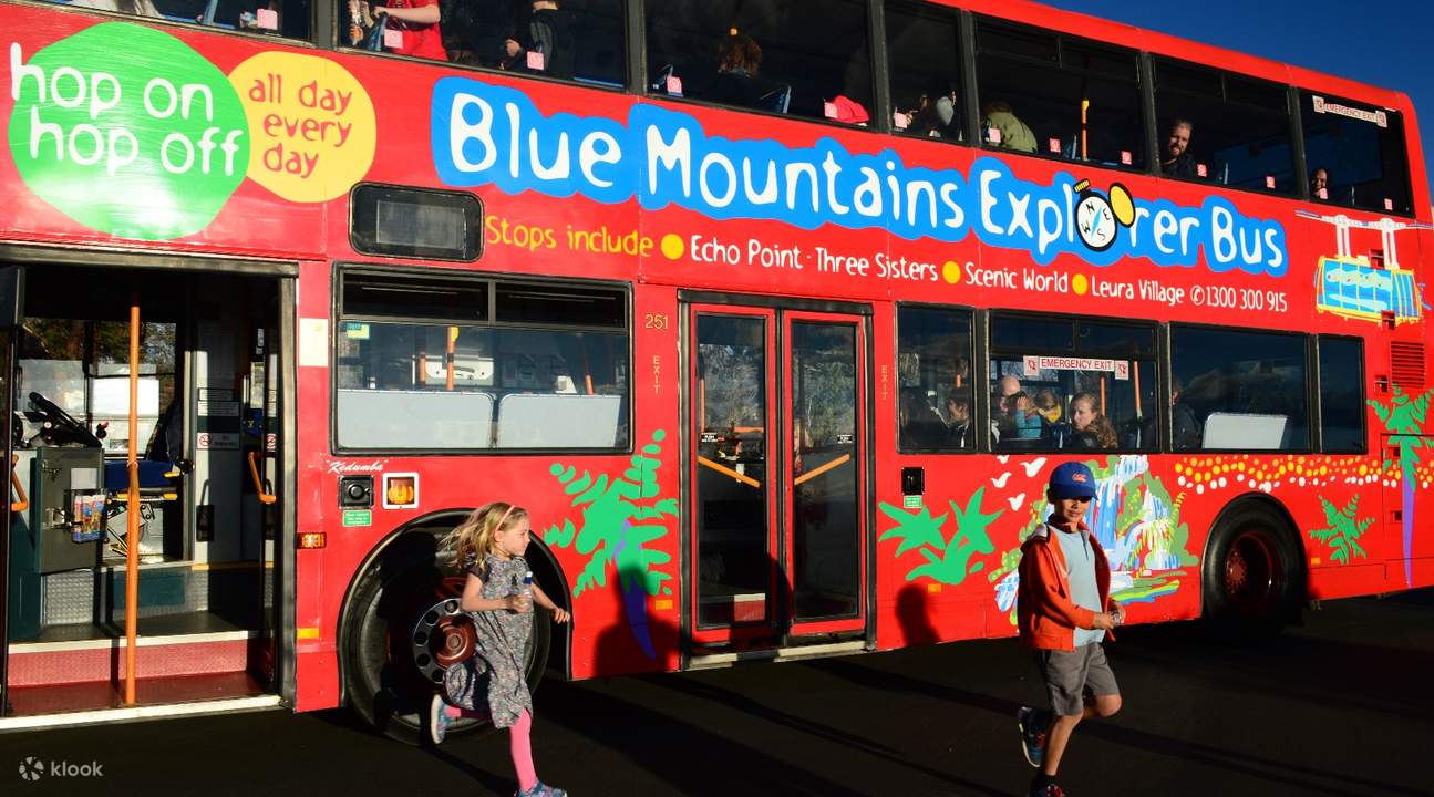 tour group in blue mountain explore bus