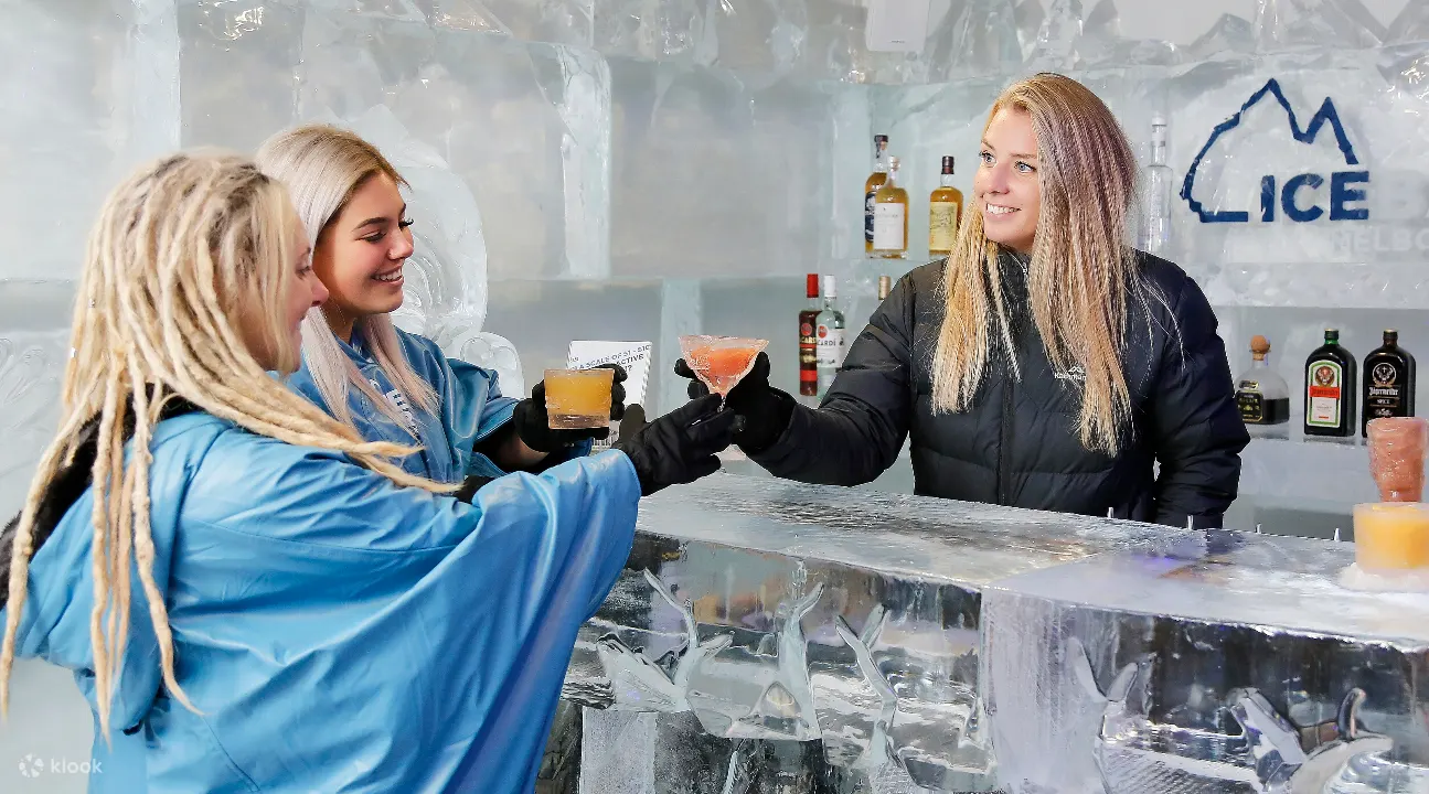 人们在墨尔本 IceBar 享用饮品