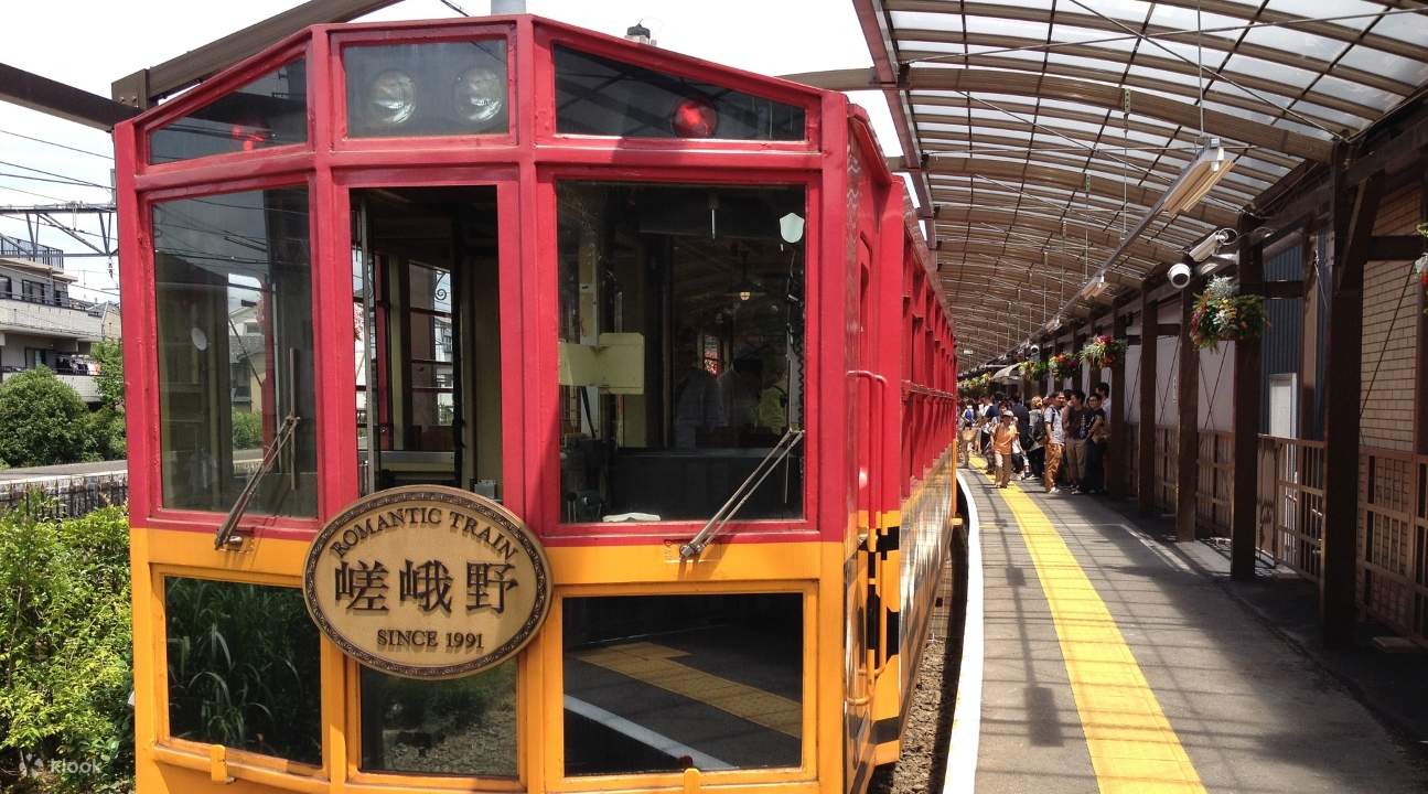 嵯峨野小火车及乘客登车景象