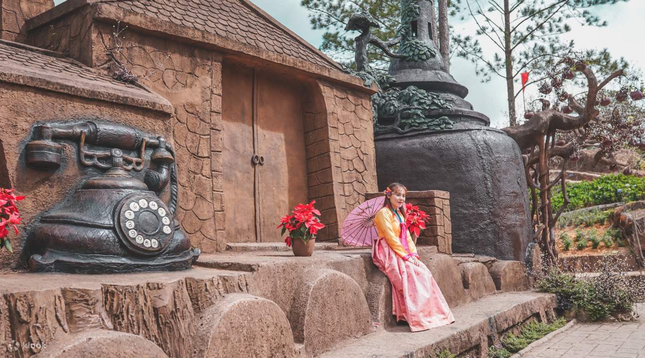 在泥塑隧道觀光