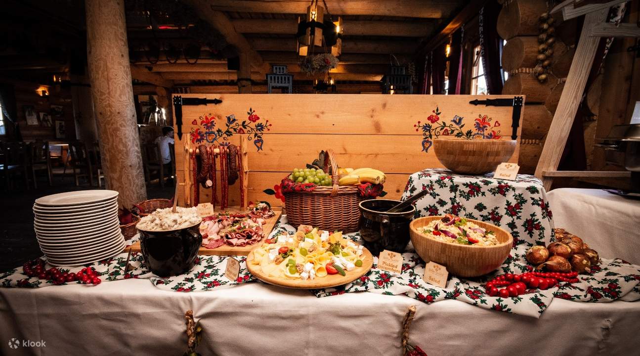 クラクフでのポーランド料理ディナーのビュッフェテーブル