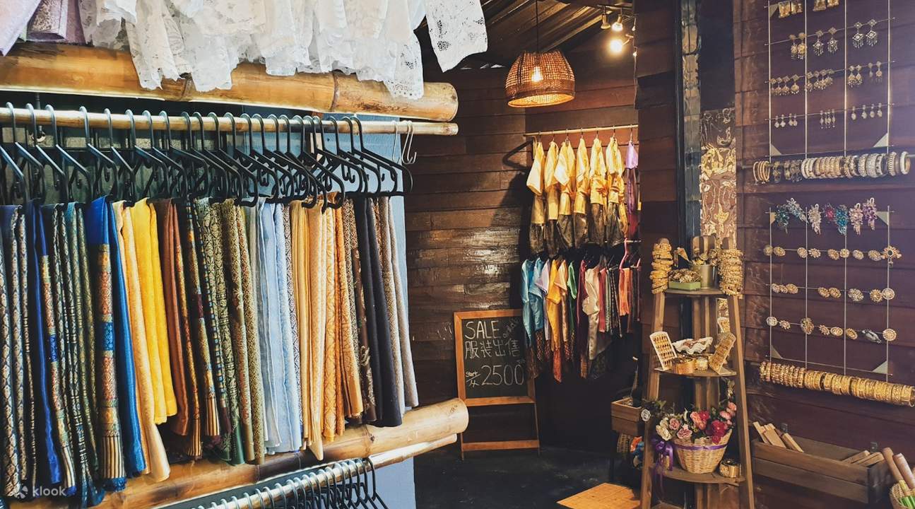 costumes thaïlandais sur des cintres à Baan Orjao