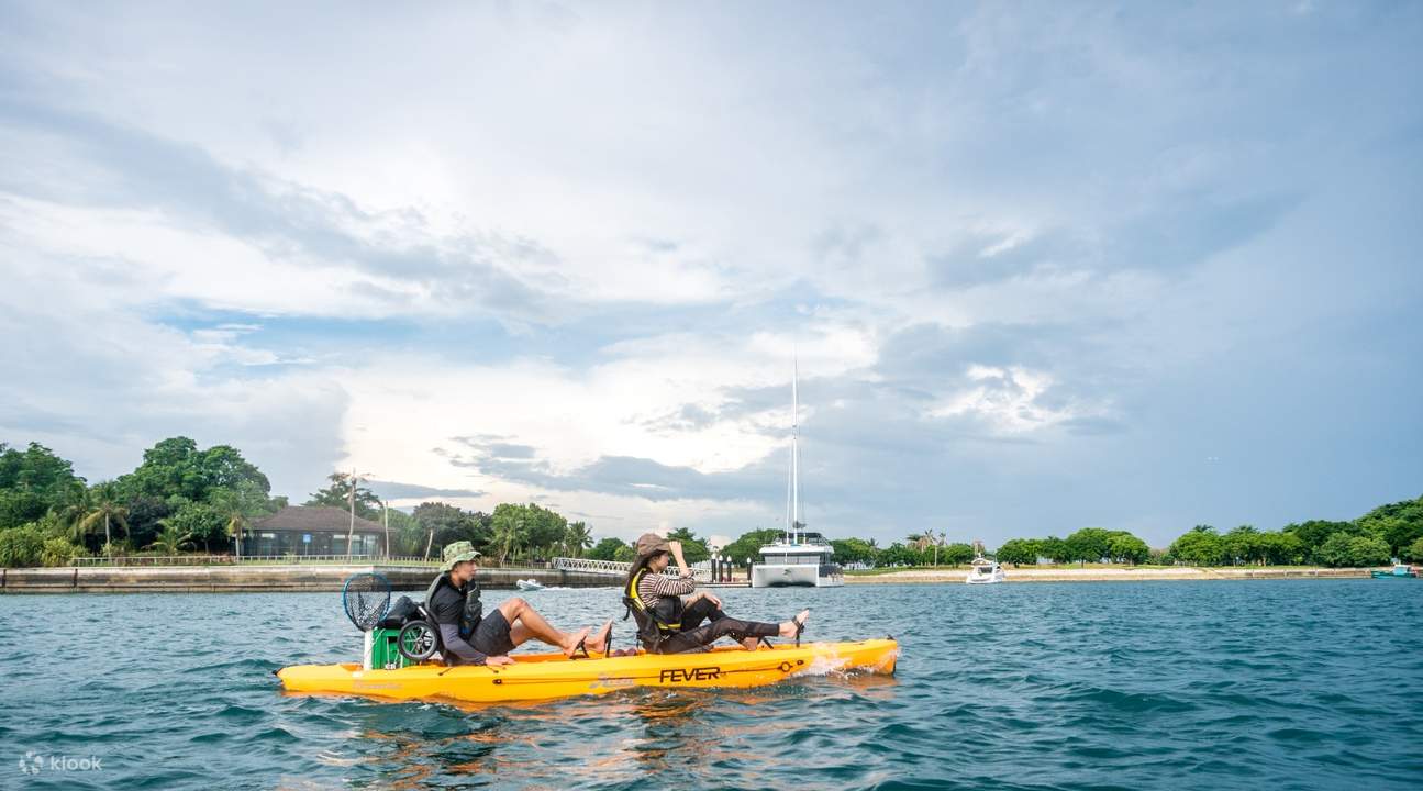 Người dân chèo thuyền kayak trong khi câu cá ở Singapore