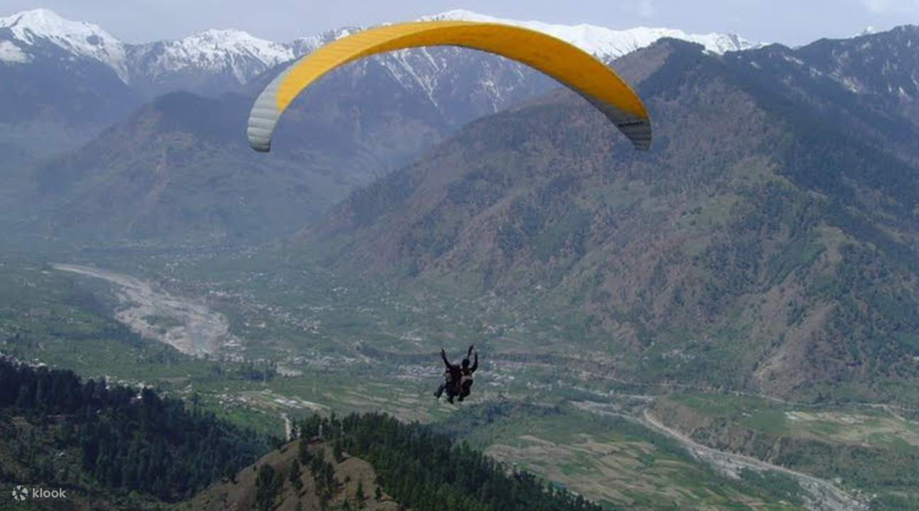 seorang berparalayang merentasi Lembah Kullu