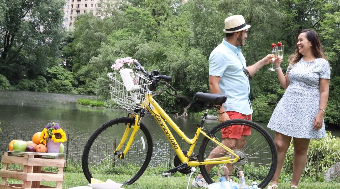 seorang lelaki dan seorang wanita berkongsi minuman berdekatan sebuah kolam di suatu tempat di Central Park