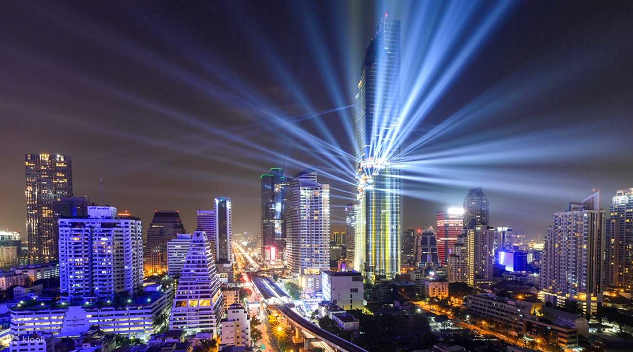 King Power MahaNakhon und das Stadtbild von Bangkok, abends beleuchtet von Nachtlichtern
