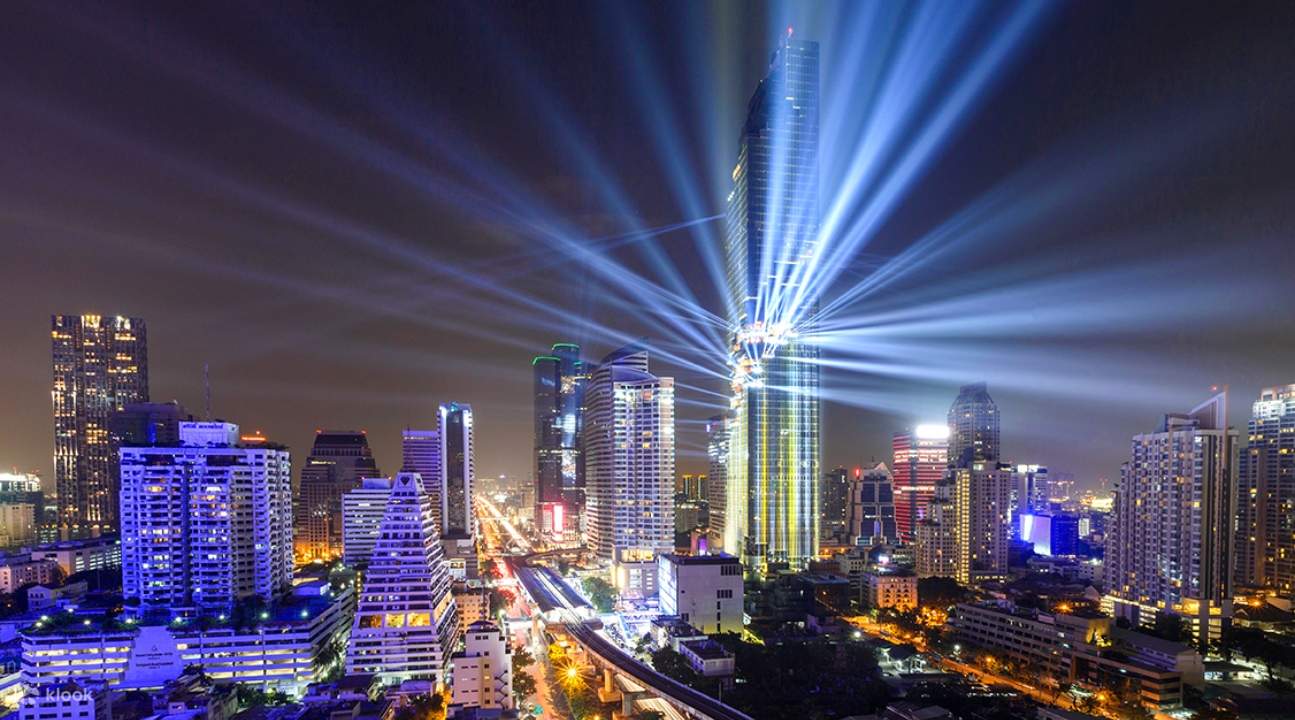 在夜晚欣賞曼谷王權 Mahanakhon 觀景台和城市夜景