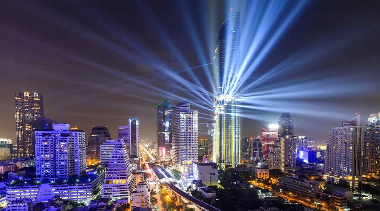 在夜晚欣赏曼谷王权 Mahanakhon 观景台和城市夜景