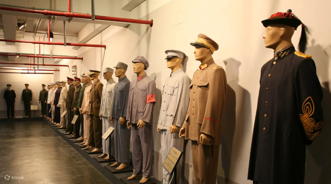 穿着中国影视服饰的模特