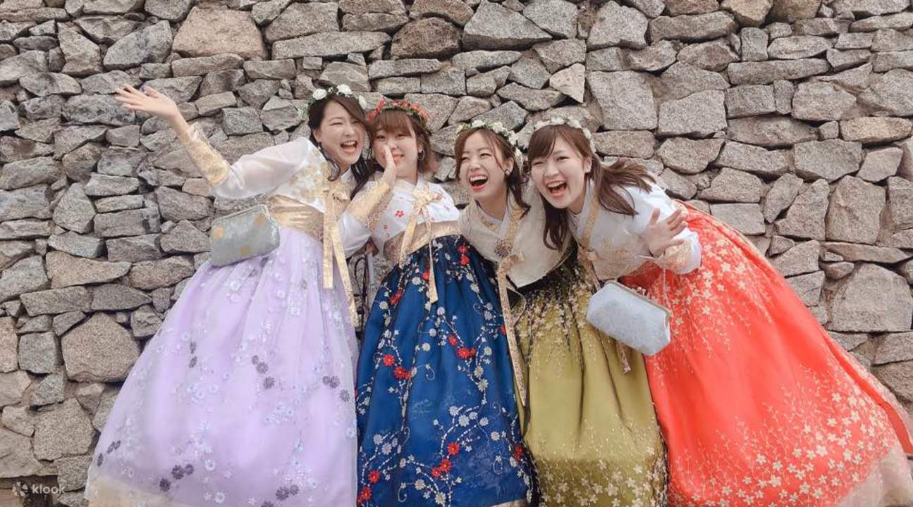 rakan-rakan memakai hanbok berposing untuk gambar