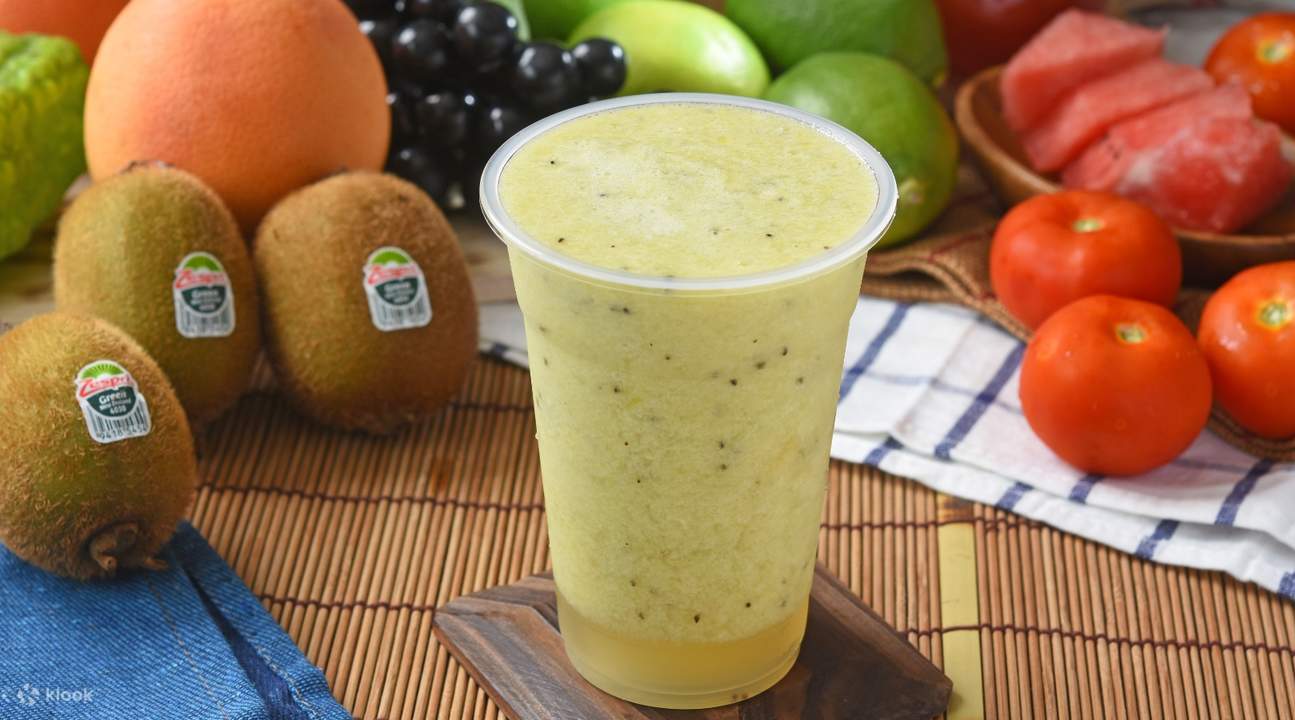 Kiwi pineapple juice at Fresh House Juice in Nanjing Sanmin Station