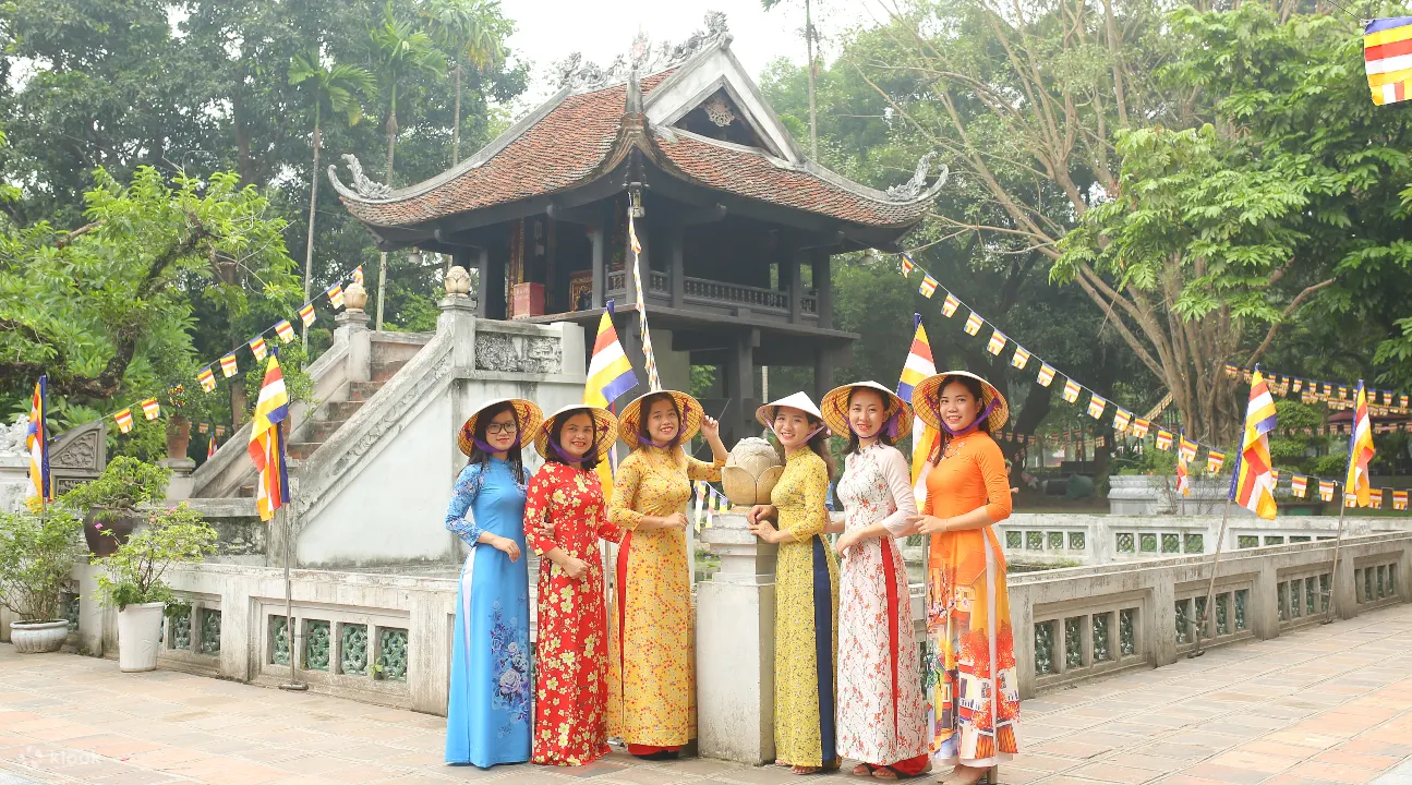 寺庙前戴着圆锥形帽子和奥黛的妇女