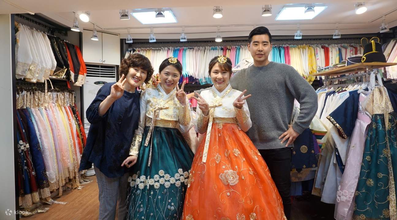 gadis-gadis memakai hanbok di Dorothy Hanbok Store