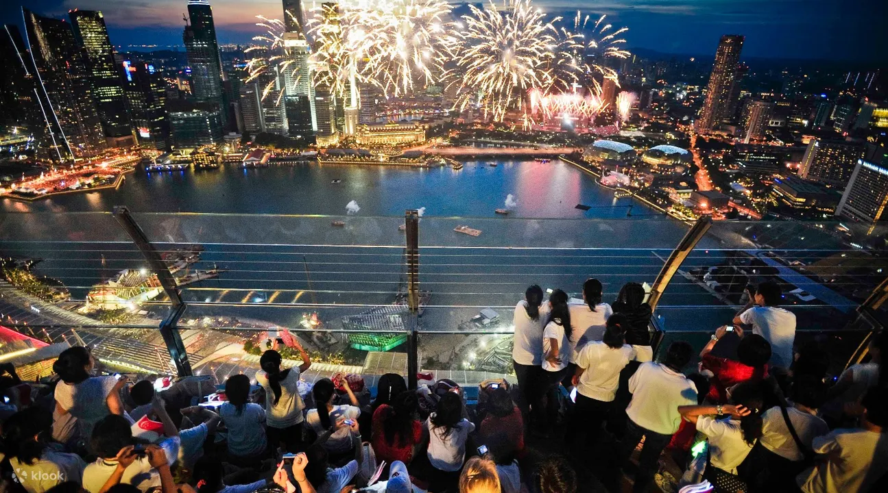 Pháo hoa tại đài quan sát Marina Bay Sands Skypark 