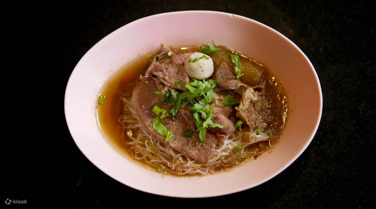 山燕Rod Dee Ded牛肉面的牛肉和猪肉面条