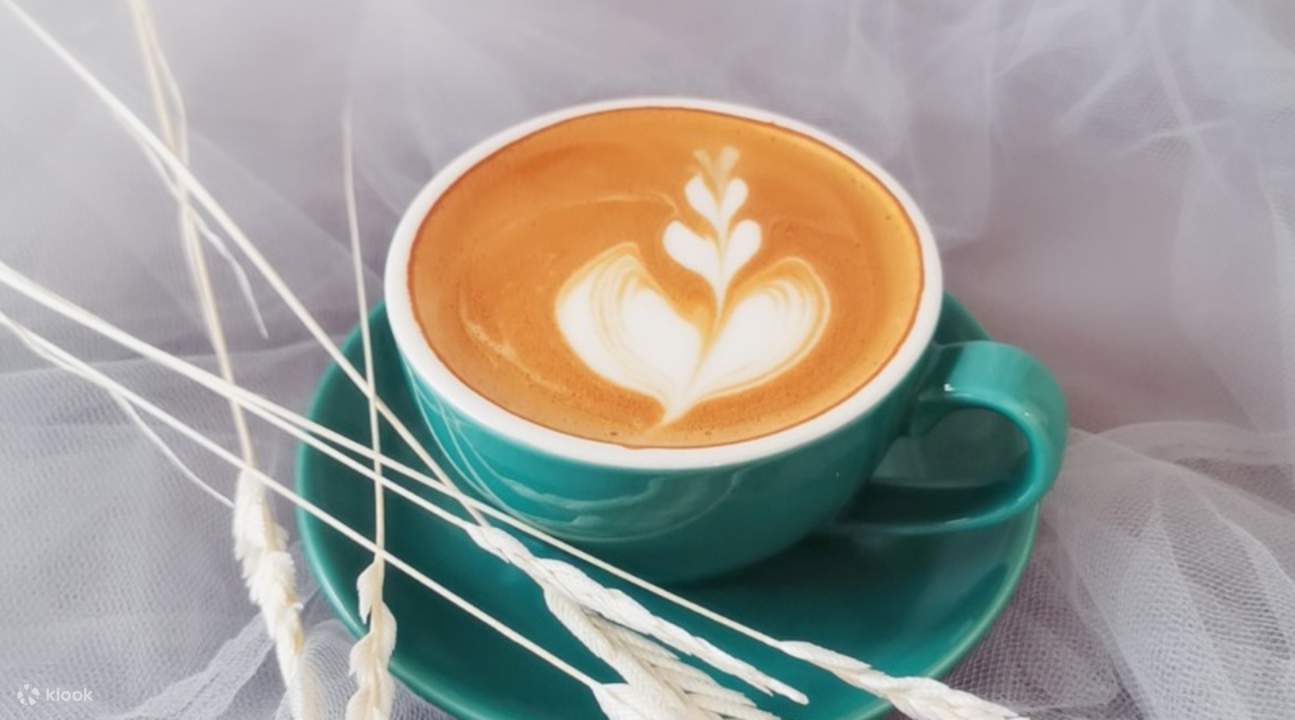 武吉加里尔 Daisy and Peony Florist Cafe 的拿铁、卡布奇诺、白咖啡或摩卡拿铁