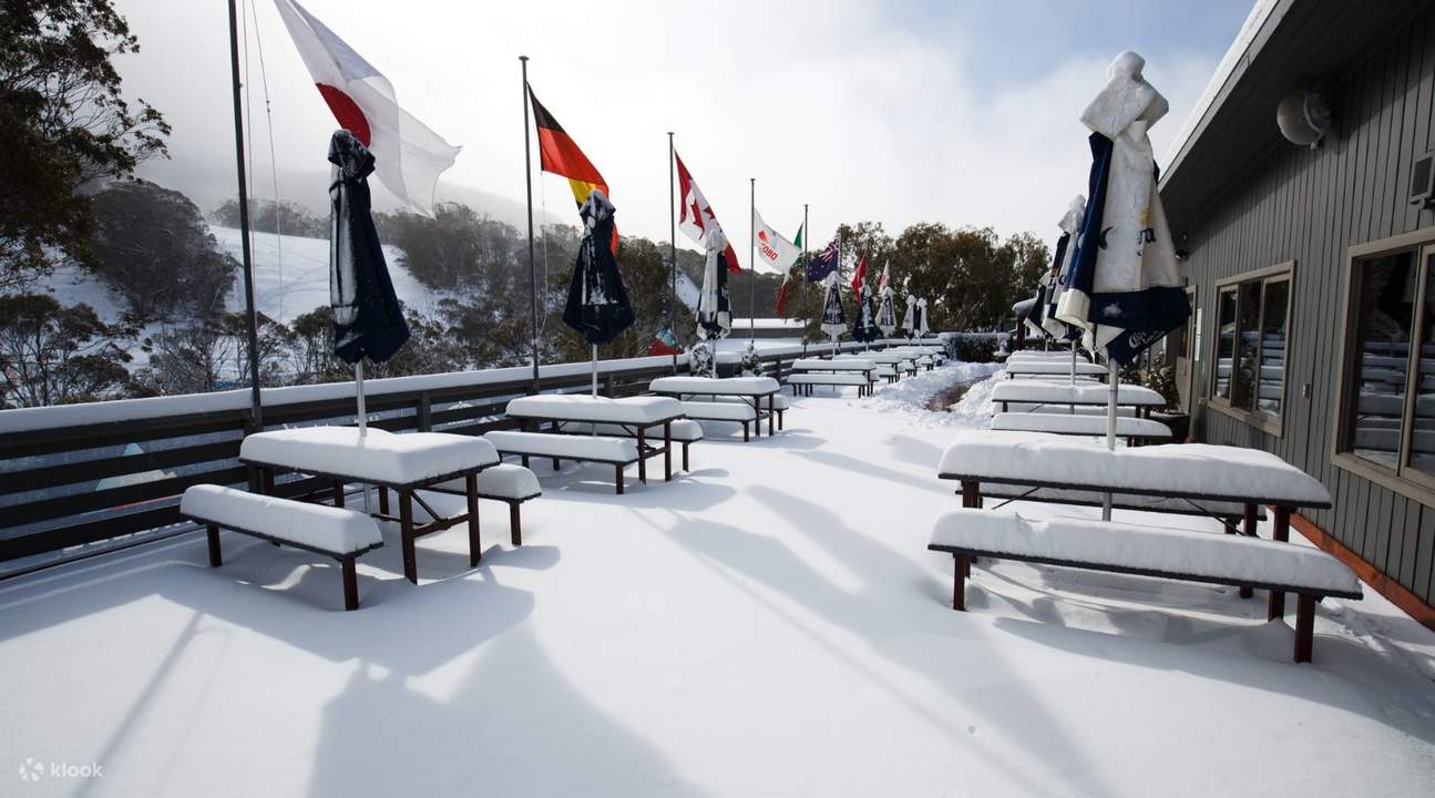 meja-meja yang tertutup salju di Thredbo Resort, Australia