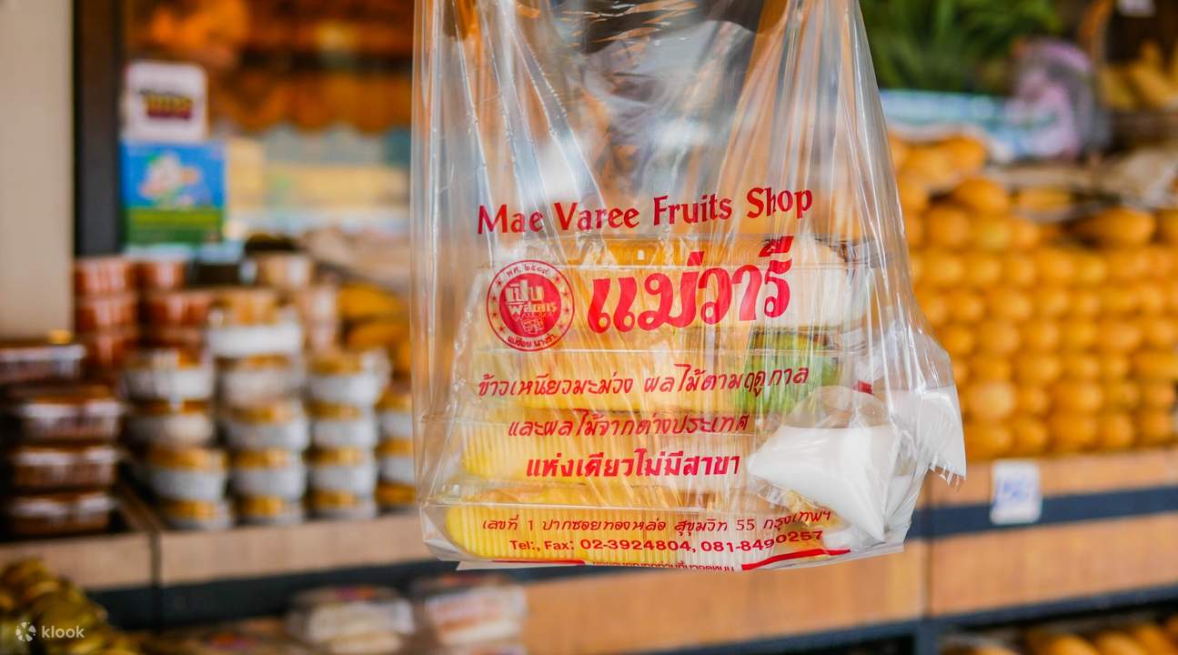 Mango Desserts at Mae Varee Fruit Shop in Thong Lo