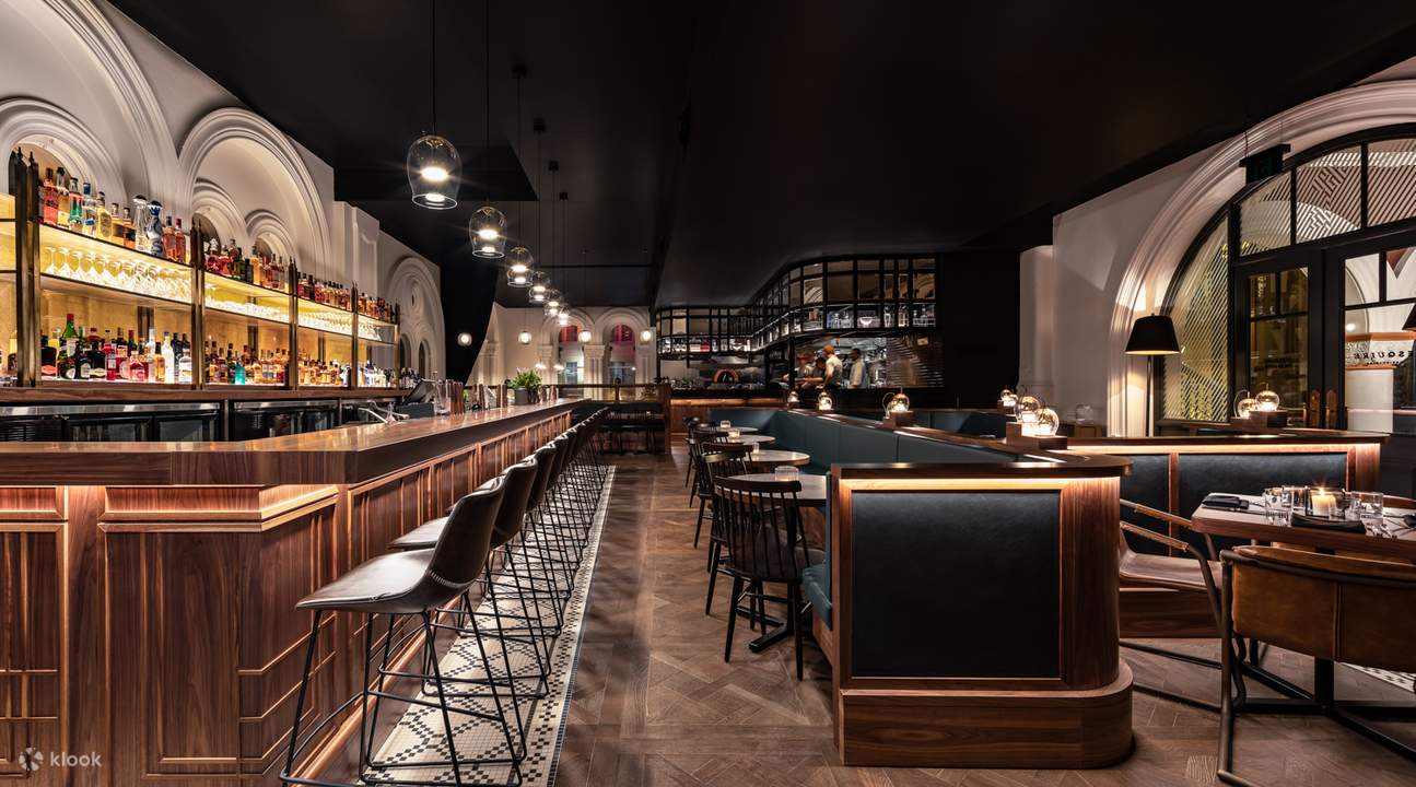 bahagian dalam Esquire Drink + Dine di Bangunan Queen Victoria