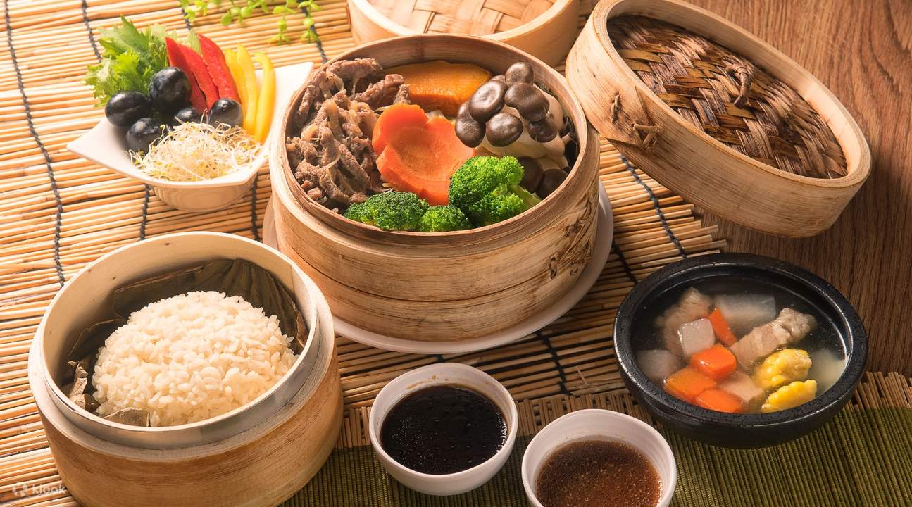 Beef with black pepper lotus leaf rice set at Hsia lotus leaf rice in Taipei Arena Station 