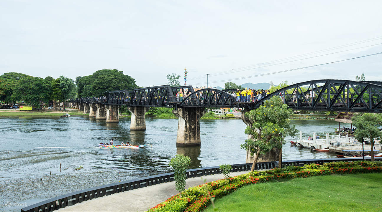 タイ バンコク発 クウェー川鉄橋 ゾウの水浴び体験 カンチャナブリー1日ツアー Klook