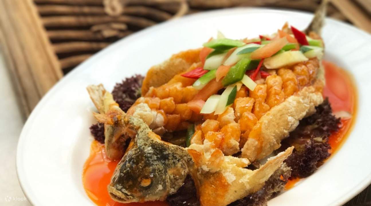 Ikan Siakap utuh dalam Sos Masam Manis di Golden Valley, Melawati Mall