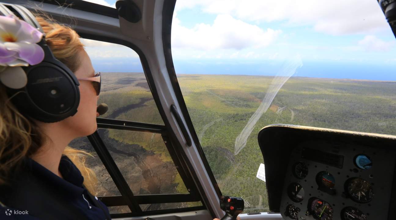 ผู้หญิงมองออกไปนอกหน้าต่าง