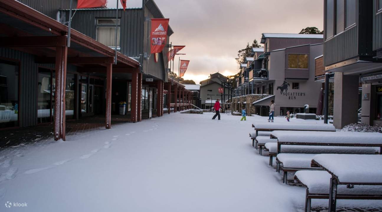 bangunan yang tertutup salju di thredbo resort di australia