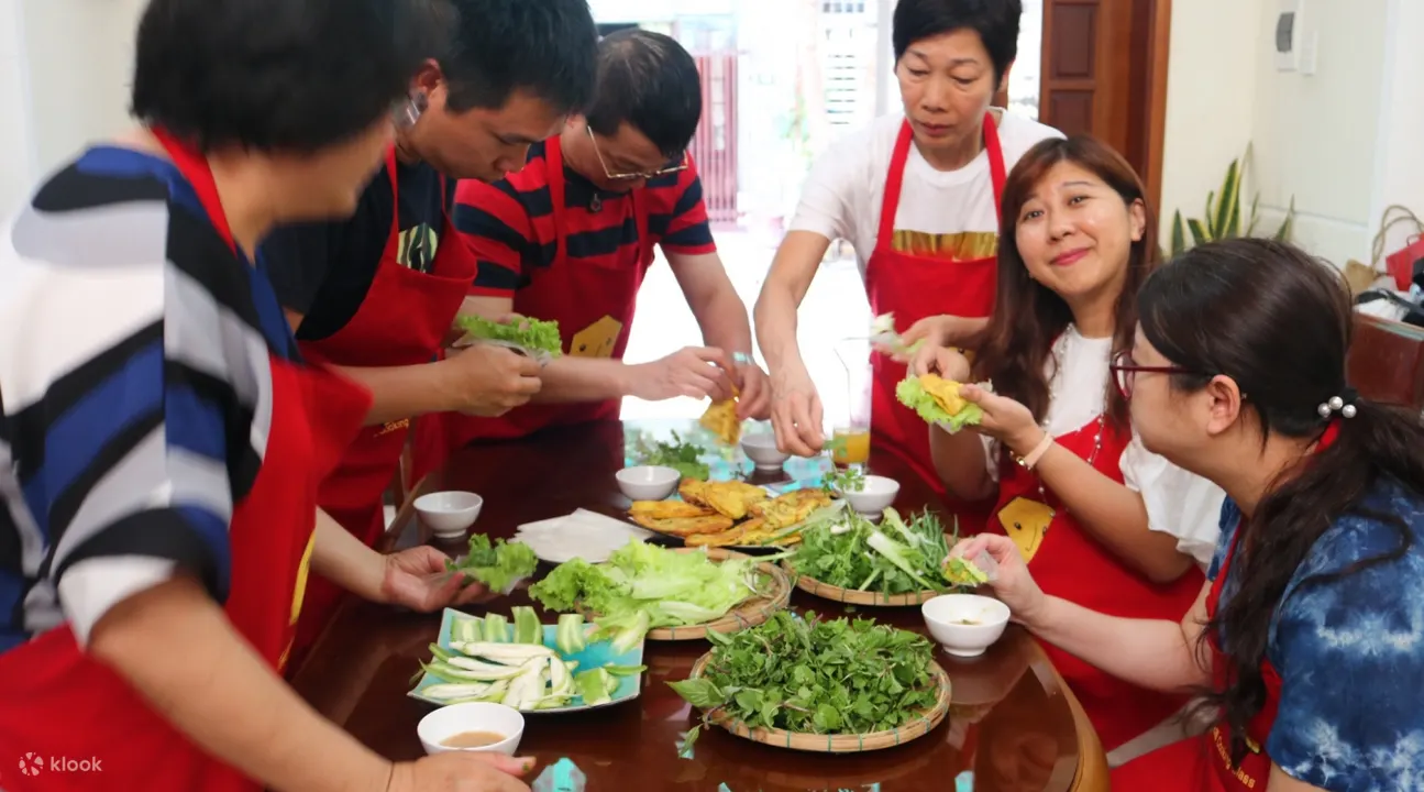学生们在 Jolie Da Nang 烹饪班切菜