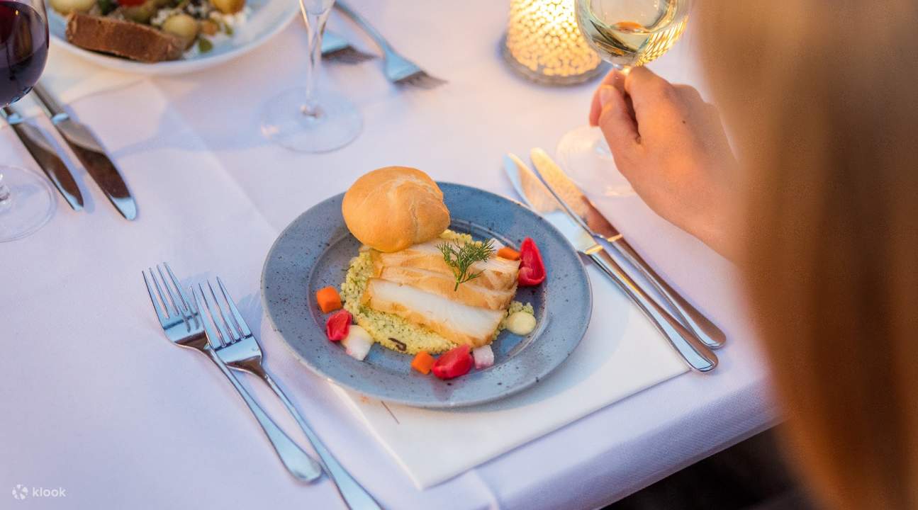 plat de dîner en croisière sur le canal d'amsterdam
