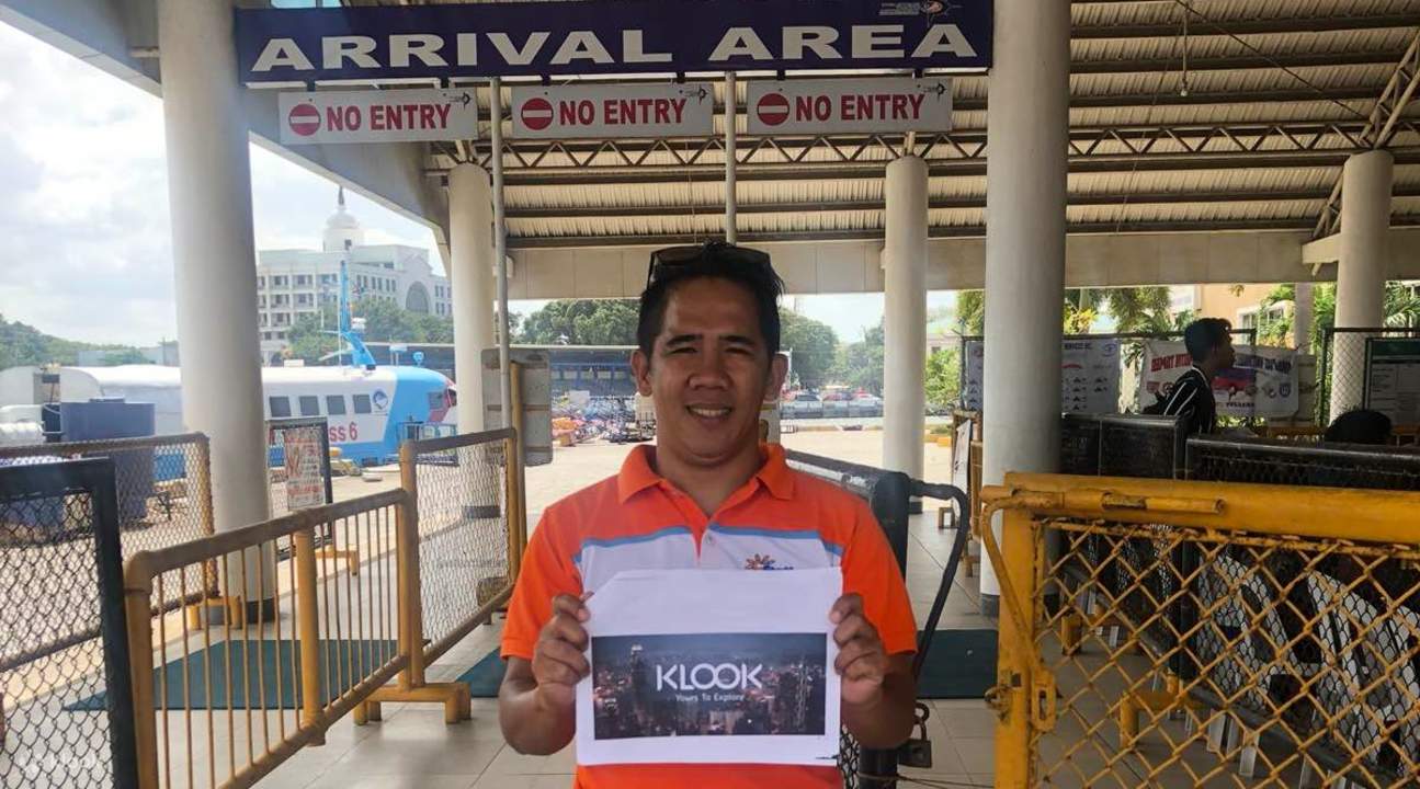 於入境大廳的導遊