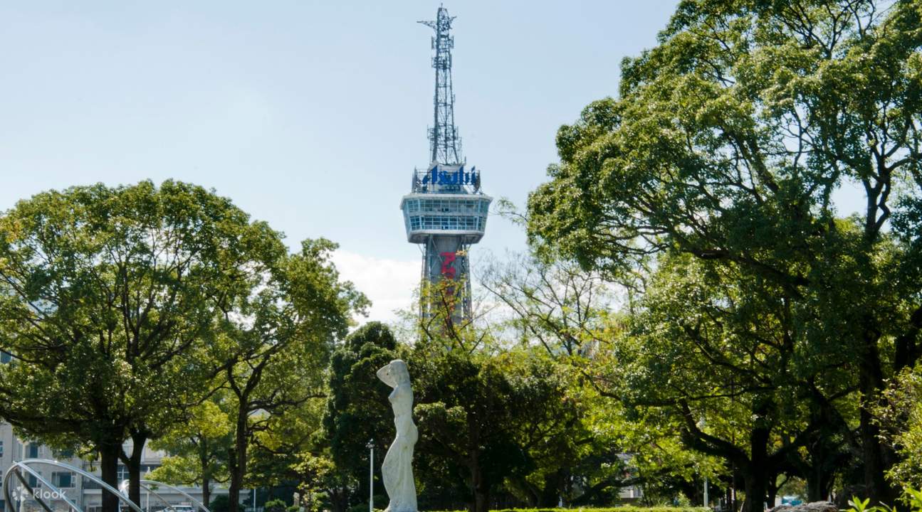 la torre di Beppu con gli alberi