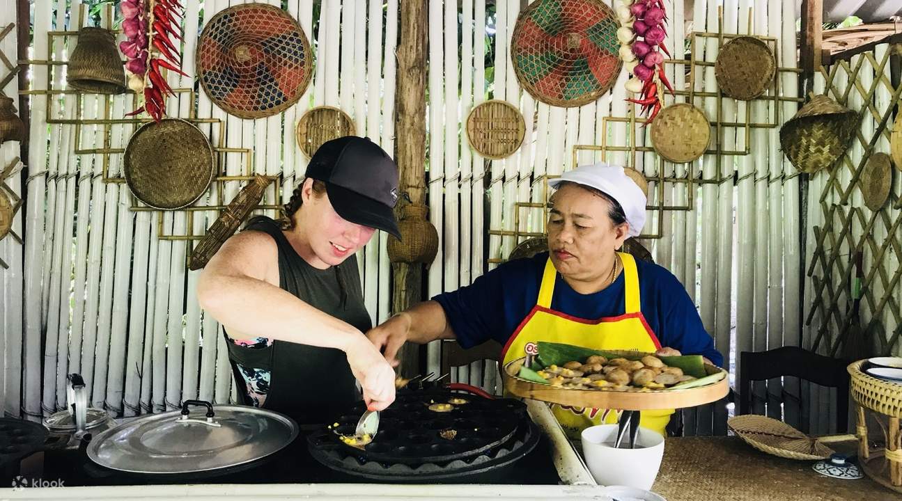 cours local pour touristes apprenant à faire des desserts thaïlandais traditionnels