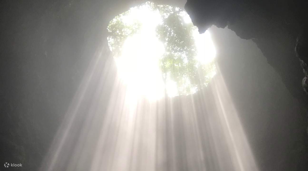 rayos de luz que se ven en un agujero en la cueva de Jomblang
