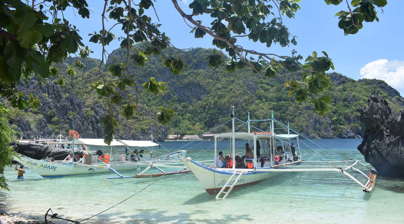 2 battelli passeggeri bianchi ormeggiati sulla spiaggia