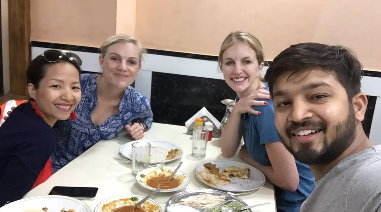 德里夜间自行车之旅的参与者享用美食