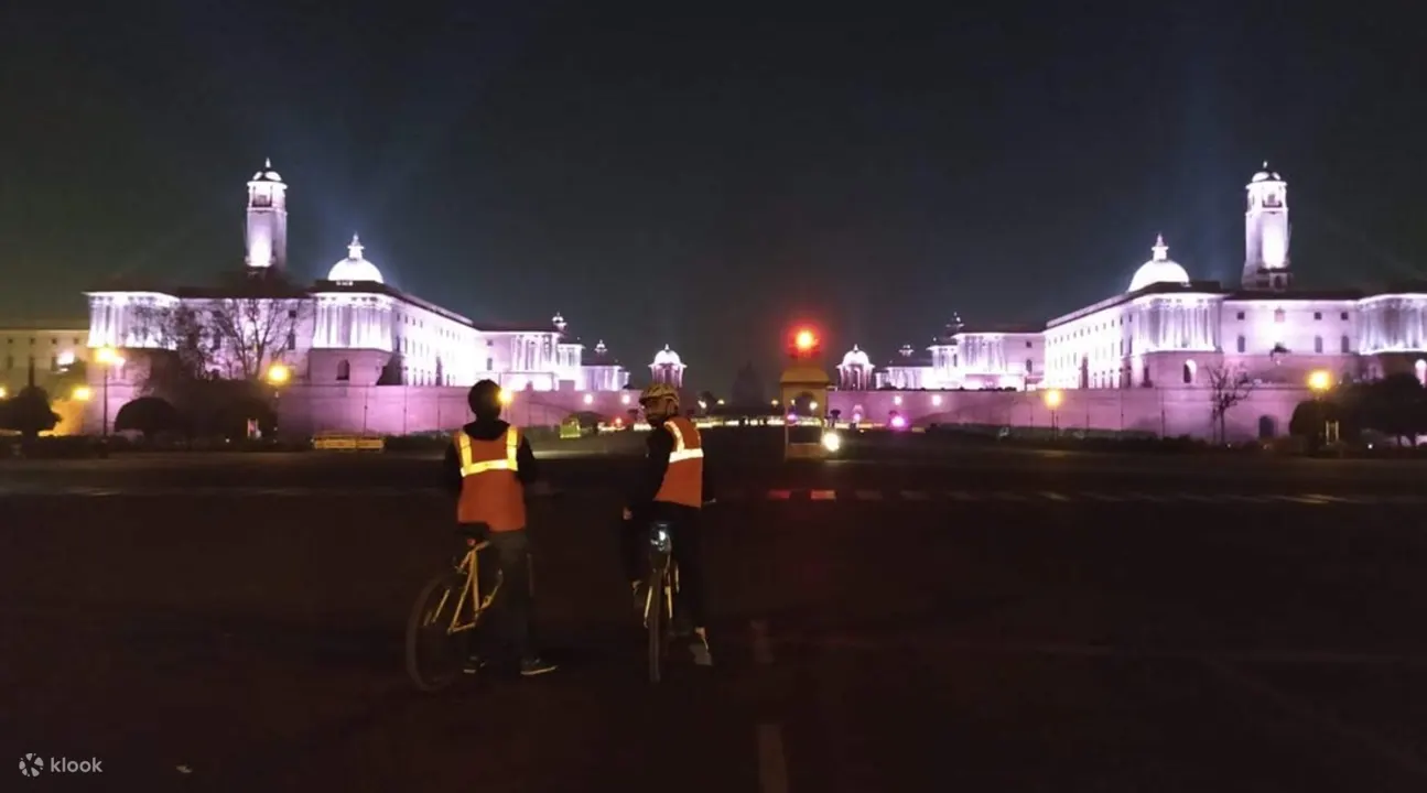参与者在德里夜间自行车之旅中面对建筑物