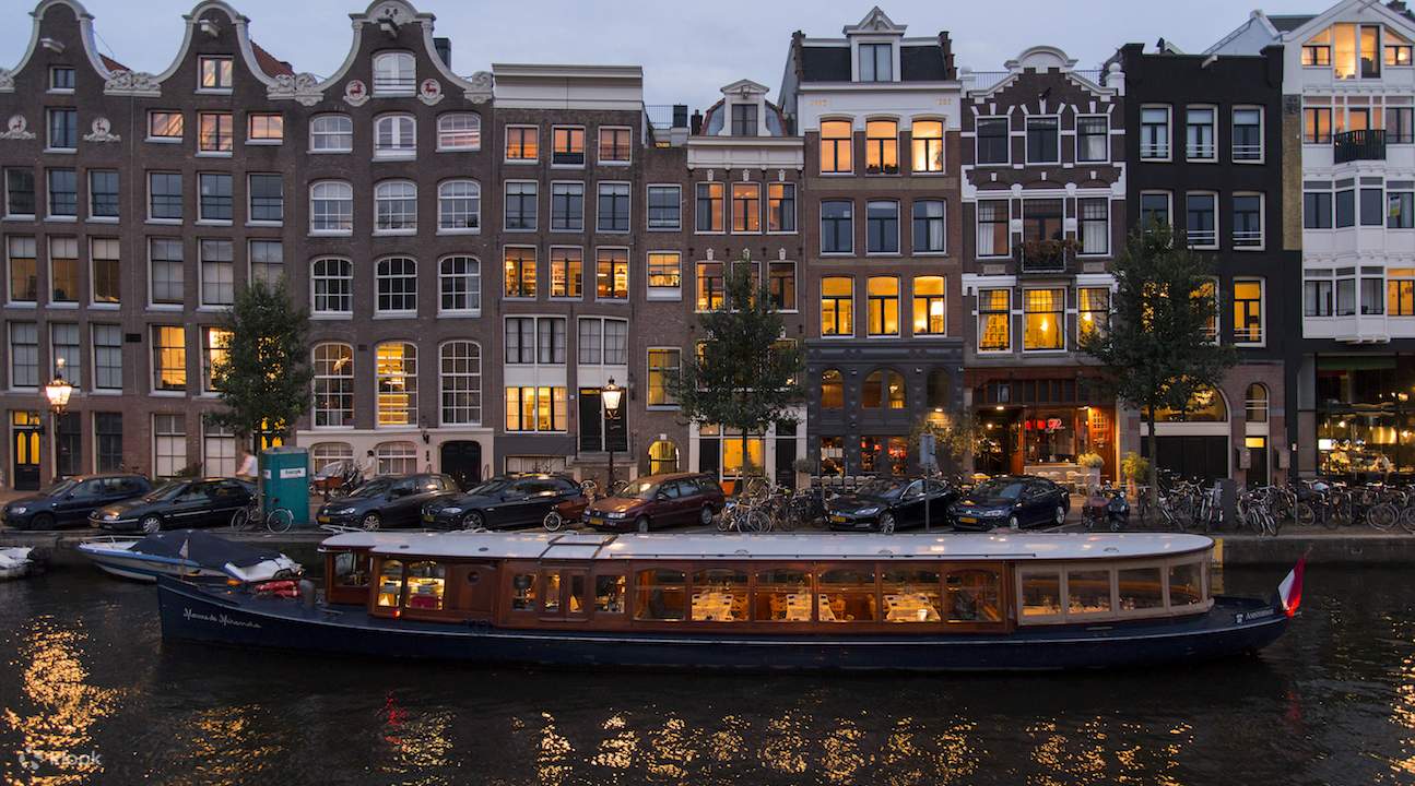 evening canal cruise in amsterdam
